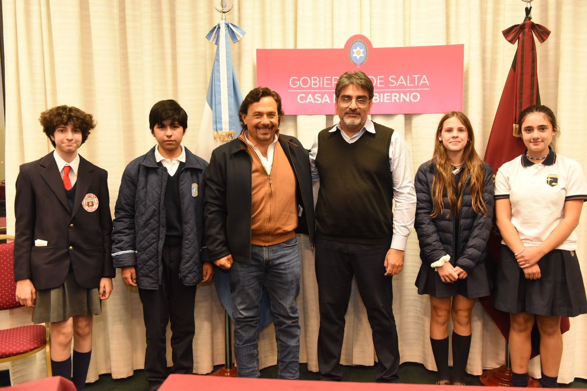 Hoy conocí a los 6 estudiantes salteños que representan a nuestra provincia en la Olimpiada Internacional de Matemáticas.

👉🏻 Ellos son Diego, Marina, Martina, Ignacio, Camila y Julieta, quienes cursan la secundaria en diferentes instituciones educativas de Salta.