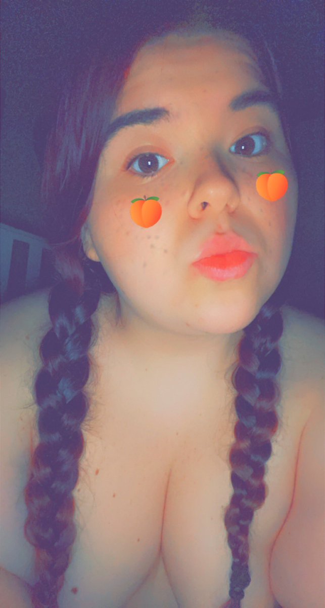 Chubbymummyl's tweet photo. #snapchat #peachy #bored #whynot #WhyDoILookSoSerious https://t.co/ugZKTi8AP8