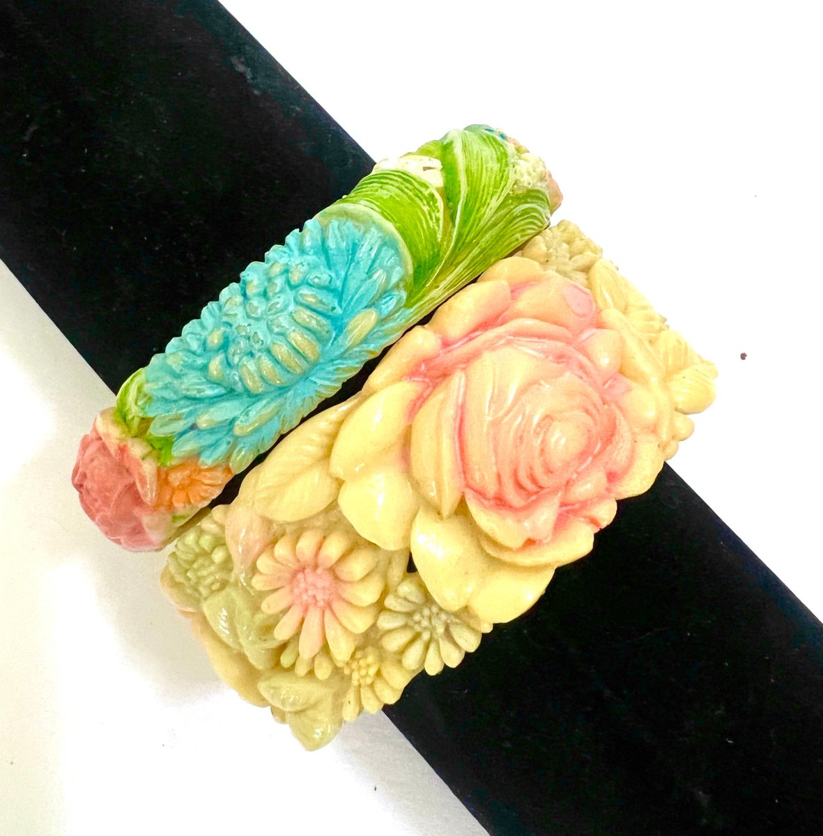 VintageImagine's tweet photo. Just Listed A Pair of Celluloid Bangles Mid-Century Heavily Molded Floral Design Early Plastic Stack or Wear Alone Gift for Her https://t.co/Bzqdq4JLe4 #midcentury #JapaneseCelluloid #floralmolded #2banglelot #earlyplastic #stack #wearalone On Sale Pls Follow https://t.co/qMA07PbxUX