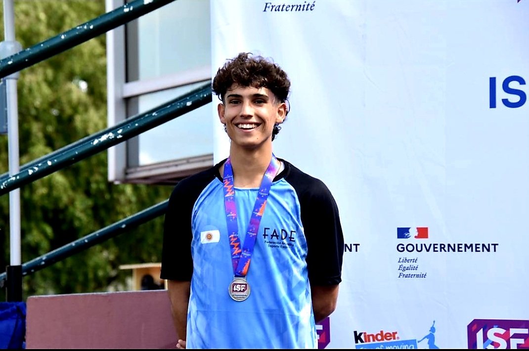 FADEarg's tweet photo. ➡️Hoy la delegación de #FADE🇦🇷, participó en la Carrera de 100🏃 Mts de #Atletismo.
➡️Felicitaciones a #TomásMondino por obtener la medalla de plata🥈 en 🇫🇷#ISFNormandy2022👏.
➡️Deporte Escolar 🇦🇷❤
@ISFsports @lpetrynka @Leot14 @ines_arrondo @DanielDiaz_ARG @CADA8
#SomosFADE🇦🇷❤️ https://t.co/TFqlpxQdBr