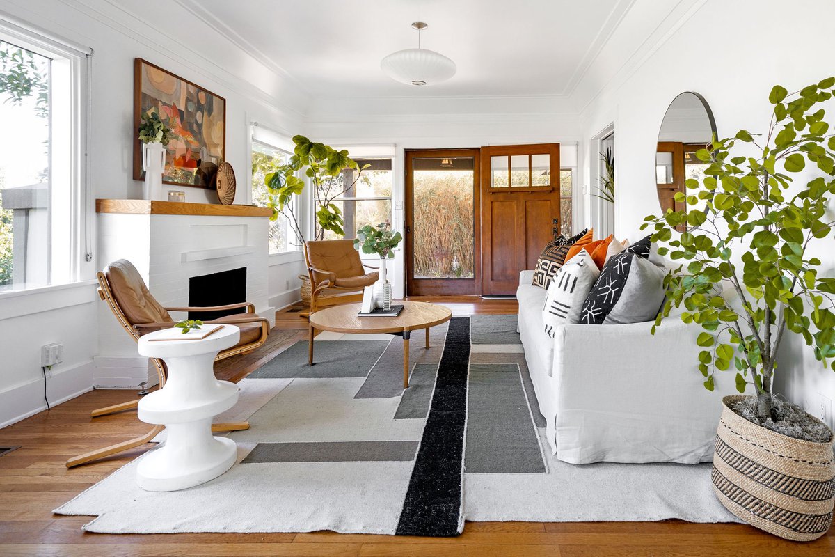 MattMorgus's tweet photo. Just Listed 🌴
1535 Curran St, Los Angeles

3 Bedrooms, 1 Bath + Office
$1,300,000

Wander through the hills of Elysian Heights and you're likely to miss this secluded and tranquil 1912 Craftsman set behind a gate on one of Echo Park's famous secret stair streets. #echopark https://t.co/0FRAfpn2Uq
