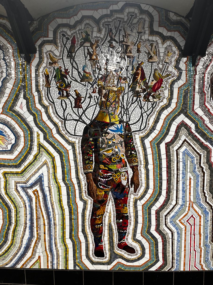jarjoh's tweet photo. NYC's hottest new art exhibition has a $2.75 entrance fee and comes with a free ride. 🚇🖼 https://t.co/4NFk7fJexJ