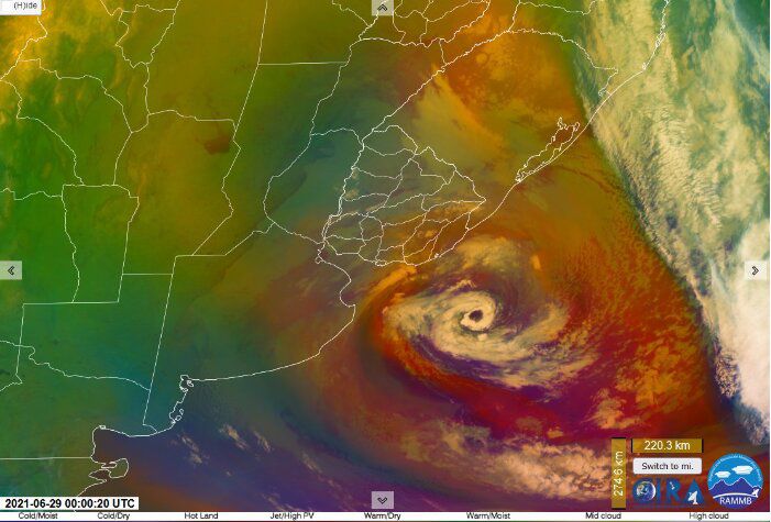 angelCARD0Z0's tweet photo. Está imágen satelital es de ahora, lunes por la noche. Ciclón con un ojo formado, estilo huracán. Evento meteorológico raro para América del Sur, con seguimiento internacional. Cosas extrañas están sucediendo, ¿Te haz dado cuenta? https://t.co/CWWtLlhlir