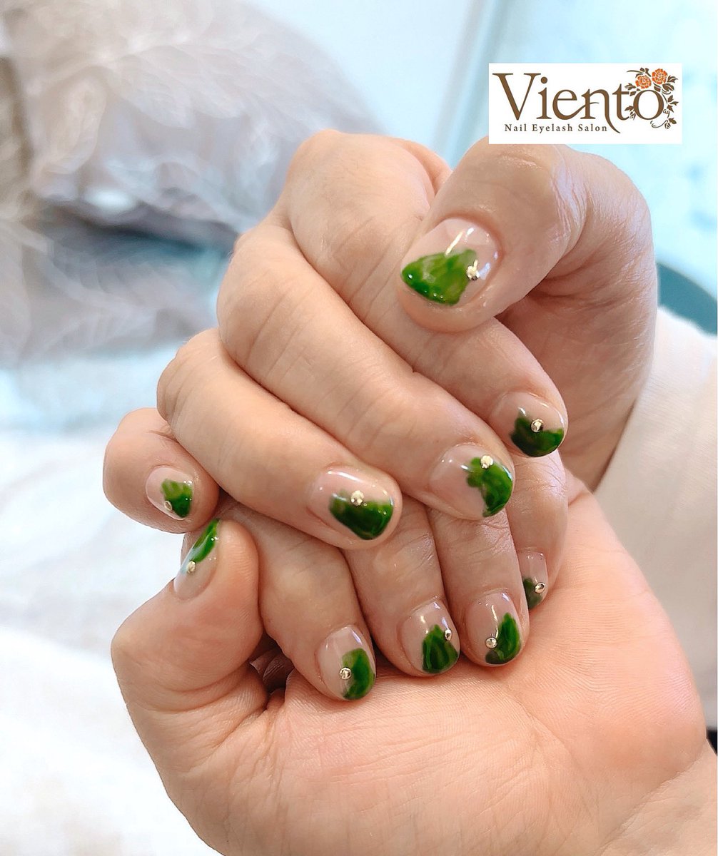 green nuance🖌
グリーンニュアンス

#nuancenail 
#green
#handpainted 
#simplenails 
#ニュアンスネイル 
#グリーン
#シンプルネイル 
#vientosalon