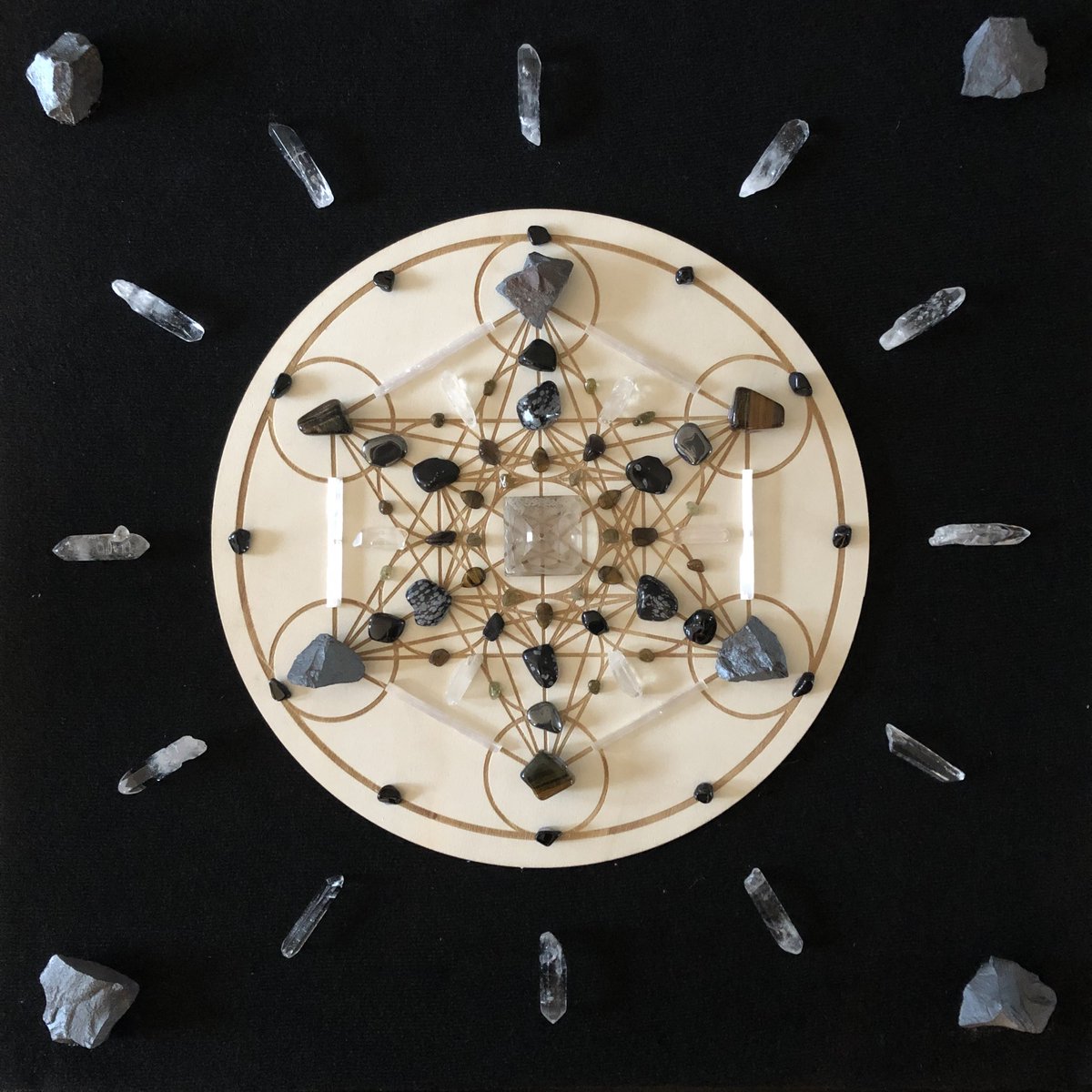 ByLunaSolace's tweet photo. 2/2 This is a custom Protection Grid. 
I incorporate the power of crystals and sacred geometry to manifest whatever intention is desired. I cleanse, charge and attune all my grids with Reiki energy 💚 https://t.co/MPXGycA7r0