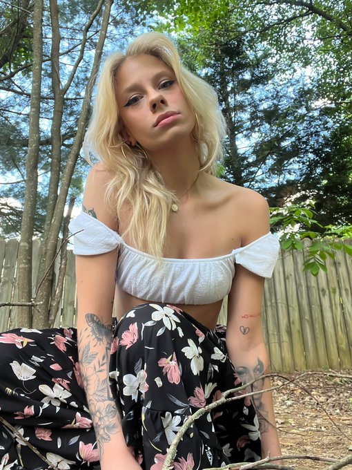 Nashville&rsquo;s bringin out my fem side✨ https://t.co/ZWOCgJgWTb<a href="/tag/easya"class="tags"><span>#easya</span></a>