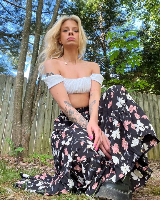 Nashville&rsquo;s bringin out my fem side✨ https://t.co/ZWOCgJgWTb<a href="/tag/easya"class="tags"><span>#easya</span></a>