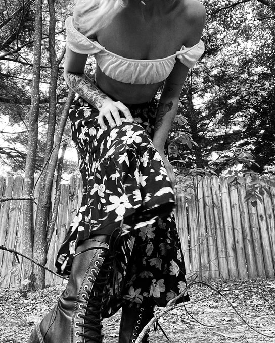 Nashville&rsquo;s bringin out my fem side✨ https://t.co/ZWOCgJgWTb<a href="/tag/easya"class="tags"><span>#easya</span></a>