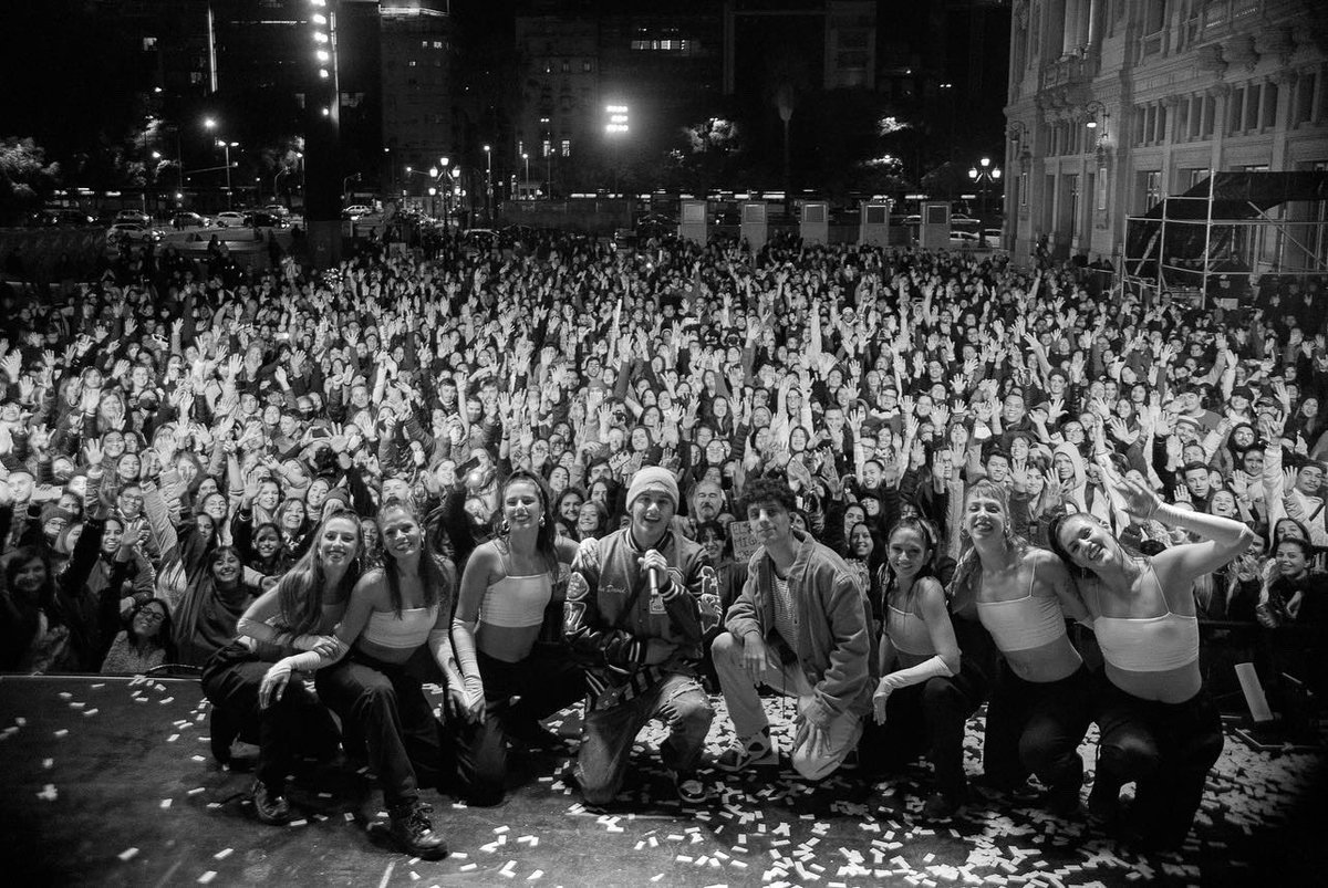 LebRecords's tweet photo. @miigrantes estalló 💥🙌🏻 toda la Plaza del Vaticano en la última #NocheDelTurismo !!

Los fuiste a ver? 💜

📸: @cuinocuino 

#migrantes #plazadelvaticano #teatrocolon #showenvivo #musica #envivo #leb #lebentertainment https://t.co/VePCszKP1S