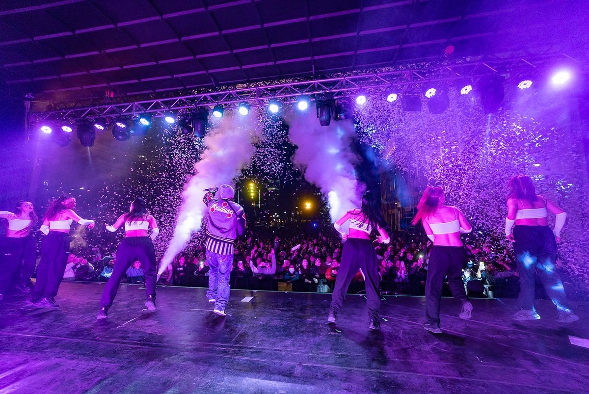 LebRecords's tweet photo. @miigrantes estalló 💥🙌🏻 toda la Plaza del Vaticano en la última #NocheDelTurismo !!

Los fuiste a ver? 💜

📸: @cuinocuino 

#migrantes #plazadelvaticano #teatrocolon #showenvivo #musica #envivo #leb #lebentertainment https://t.co/VePCszKP1S