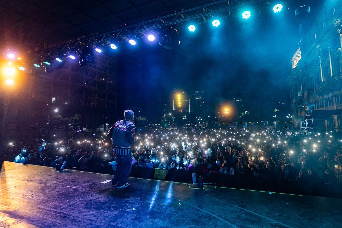 LebRecords's tweet photo. @miigrantes estalló 💥🙌🏻 toda la Plaza del Vaticano en la última #NocheDelTurismo !!

Los fuiste a ver? 💜

📸: @cuinocuino 

#migrantes #plazadelvaticano #teatrocolon #showenvivo #musica #envivo #leb #lebentertainment https://t.co/VePCszKP1S