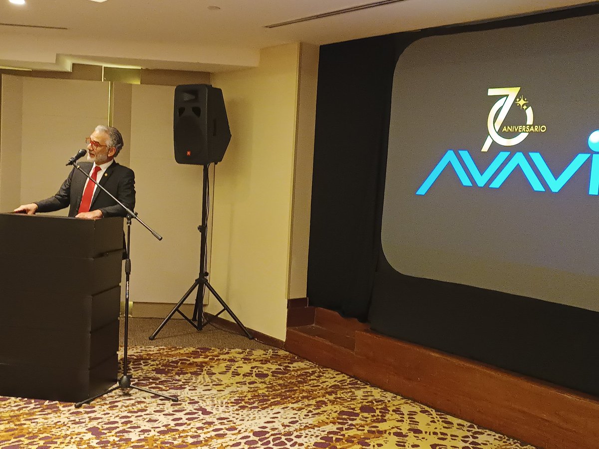 AVAVIT1's tweet photo. Presidente de @CONSETURISMO Leudo González felicita a los Agentes de Viajes y Turismo de Venezuela "este es el día de ustedes". #AniversarioAVAVIT
Sintoniza aquí la celebración:  https://t.co/k11r4Pffr4 https://t.co/2zcJMY7q9c