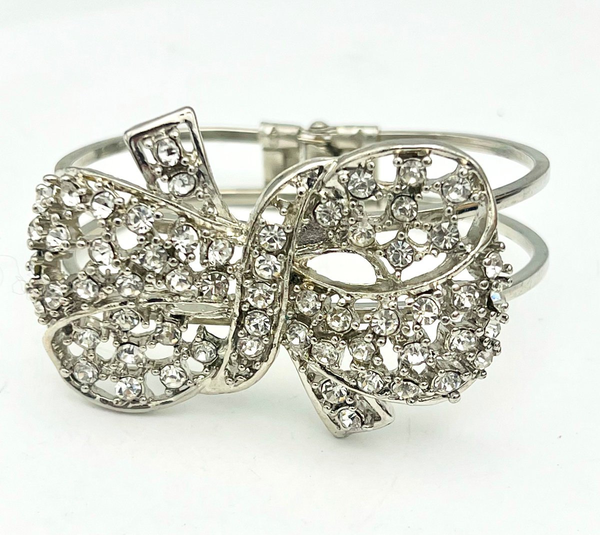 serendipitytrea's tweet photo. wide Rhinestone Bow clamper bracelet Clear rhinestone silver metal Hinged Bangle Mid Century #ClamperBracelet #HingeBracelet 
$32.00
➤ https://t.co/ilmrYTJI7Y https://t.co/y6PIqcJfr7