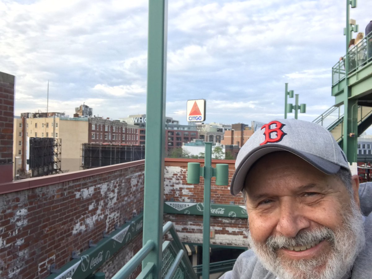 FenwayNation's tweet photo. Selfie with the icon. #citgosign https://t.co/r6EsNkdwLR