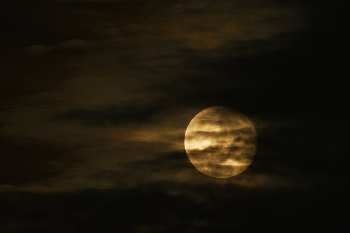 jonesy1007's tweet image. Tonight waning moon, I was lucky to get it before the clouds did. 
@ThePhotoHour @MoonHour321 #MoonHour #cloudymoon #moon #luna