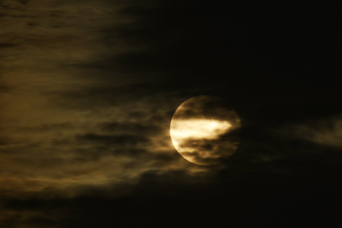 jonesy1007's tweet image. Tonight waning moon, I was lucky to get it before the clouds did. 
@ThePhotoHour @MoonHour321 #MoonHour #cloudymoon #moon #luna