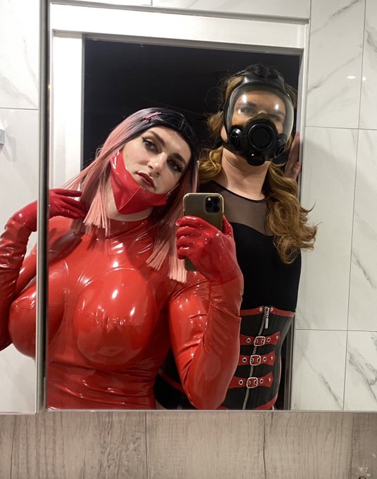 late night fun  . . #crossdressers #latex #gasmask https://t.co/qFPQeRqiS2<a href="/tag/crossdressers"class="tags">#crossdressers</a><a href="/tag/latex"class="tags">#latex</a><a href="/tag/gasmask"class="tags">#gasmask</a>