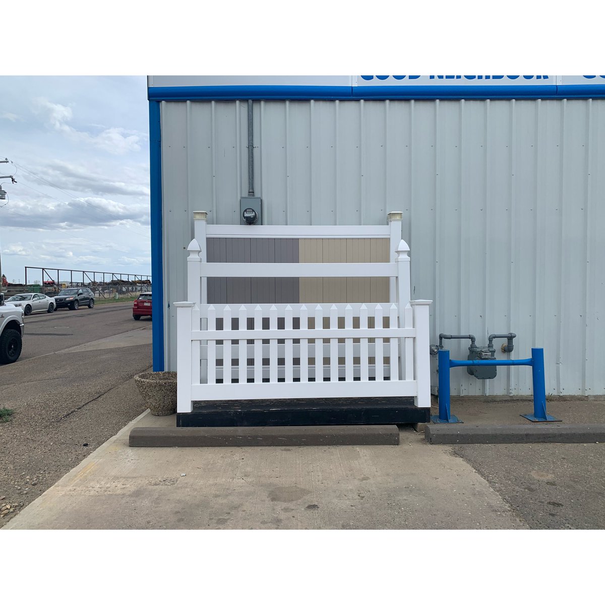 Time to update your fence? Vinyl fences are a great option! They are easy to maintain, don't ever require painting or staining, their surface doesn't scratch easily, and they're easy to keep clean. Have any questions? Call or stop by the store to speak with our Sales Team!🏡☀️🛠