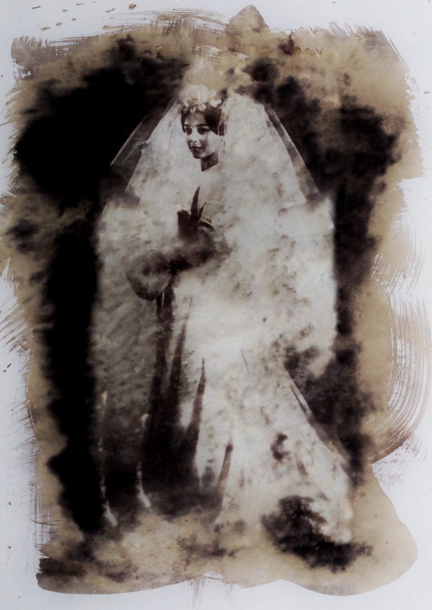 "The Corpse Bride"
The printing process in Van Dyke is not entirely predictable and has a lot of variables.Therefore, each edition is unique in that it cannot be repeated
This work refers to the different possibilities of a woman's life,which will be largely occupied by marriage.