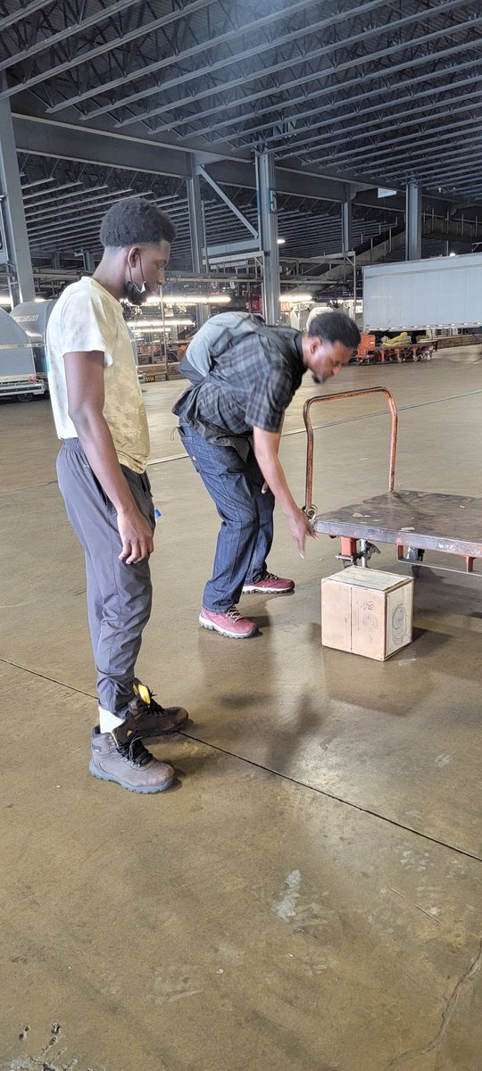 PHL DAY HUB SAFETY ACTIVITY: Our safety reps demonstrating how to leverage heavy packages by rolling, walking or rolling them. @BarczakRaymond @daveortone @RaymondChew95 @LynellFoxworth1 @BillMillman88 @BarbaraRucker5 @joesavageups @NydiraWadley @JordanSivick @MichelleRobUPS