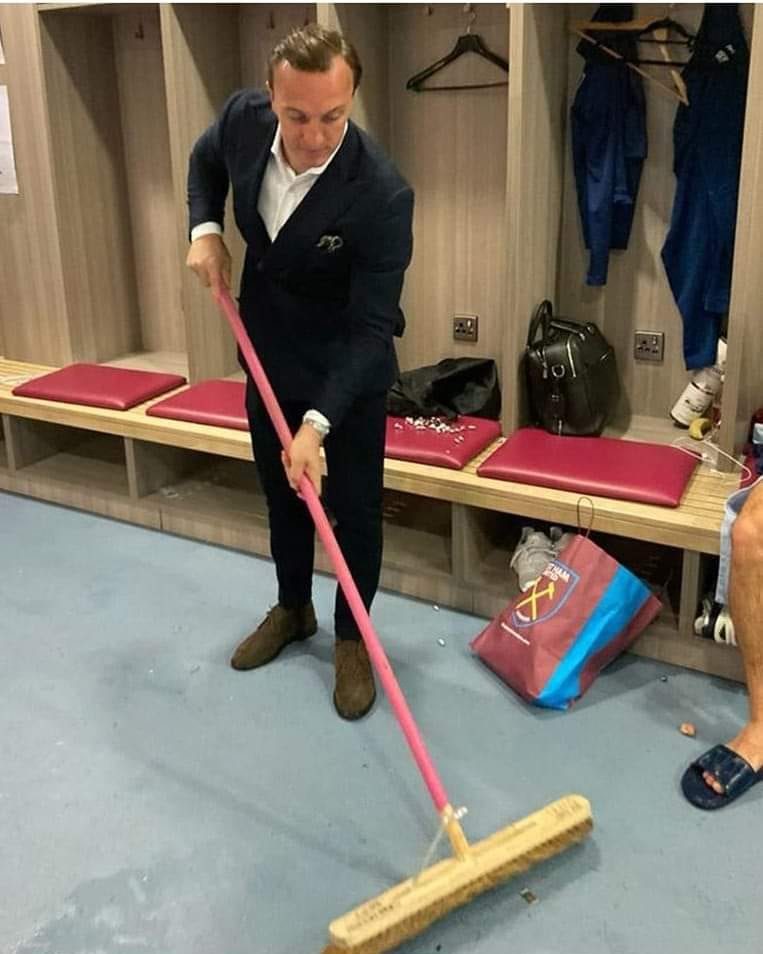 Mark Noble had had this broom since he was an apprentice. It's the same one and has had 17 new heads and 14 new handles and here is the proof in the photo. May he enjoy his retirement ⚒️