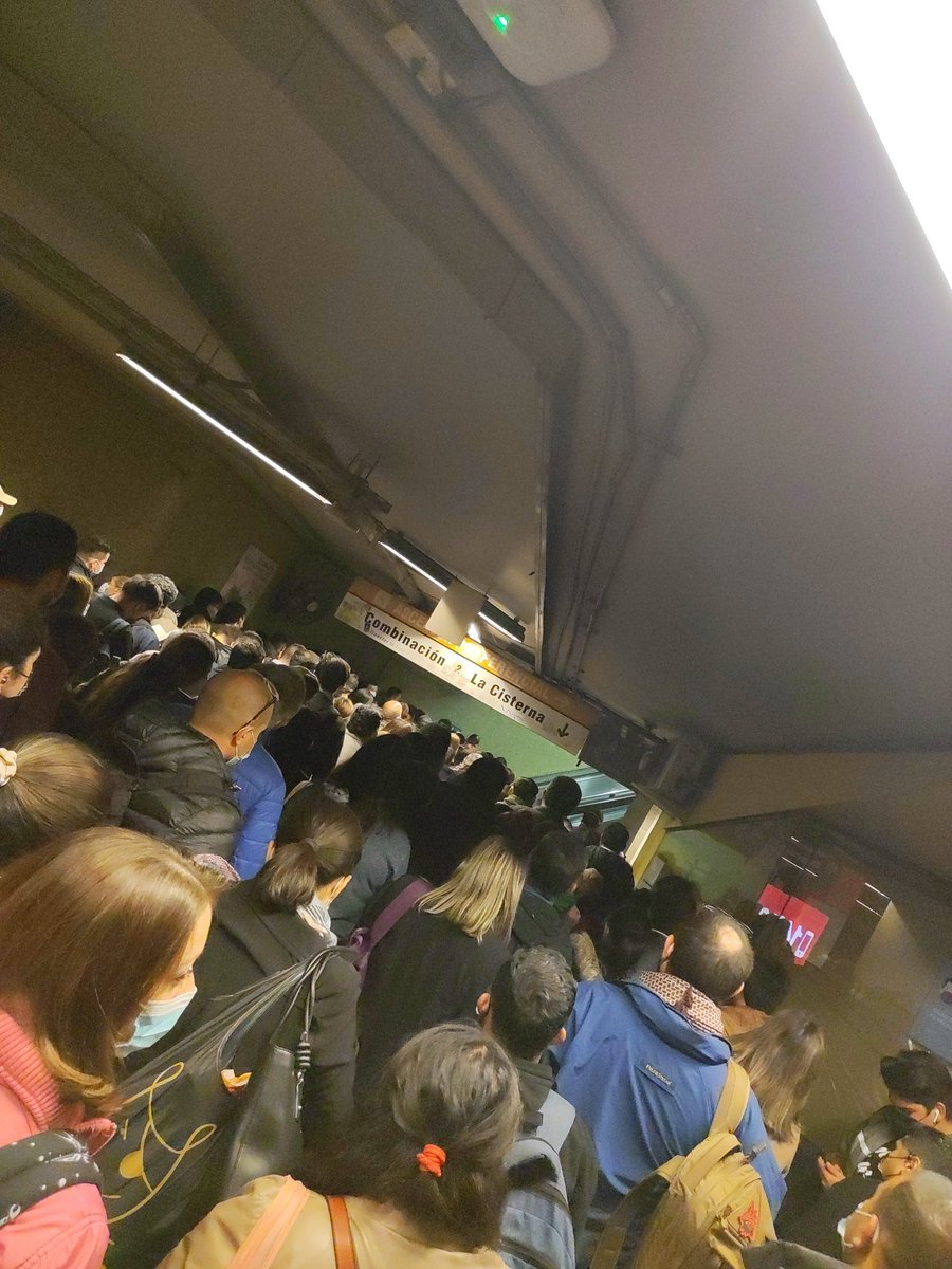 anotherorly's tweet photo. Que paso en Metro Los Héroes para combinar... @metrodesantiago no dejan subir a nadie... https://t.co/sKeDyW2Nah