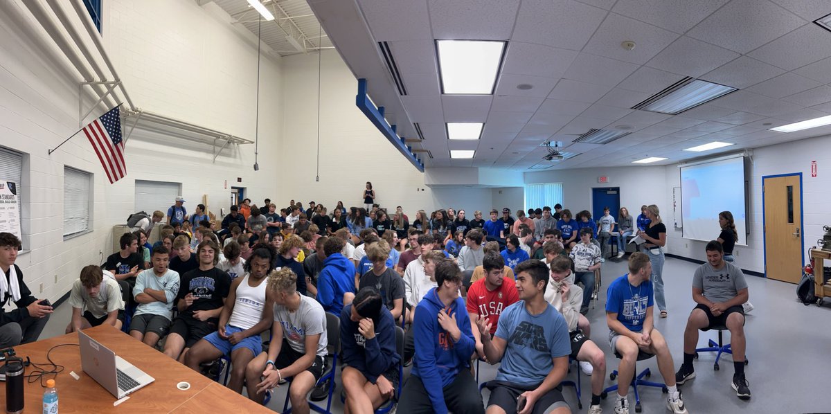 Congratulations to Chris Castle for being the only high school athlete in the state of Michigan to win a prestigious National leadership award today from Lead ‘Em Up. Several other HC athletes were able to celebrate with Chris when the announcement was made.