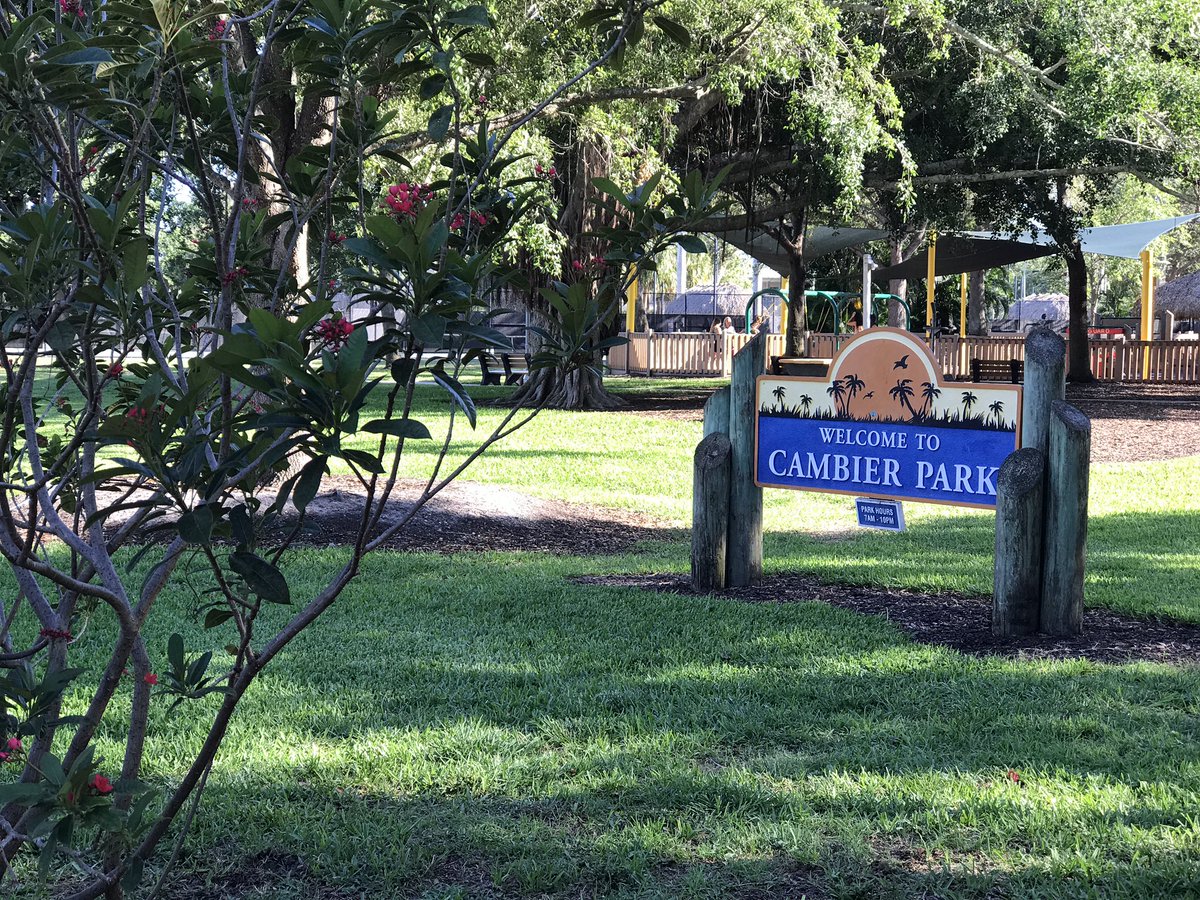 YarnsWool's tweet photo. Cambier Park en el centro de la ciudad. Hermoso y tranquilo. Tiene un club con varias canchas de tenis y en una de las esquinas se encuentra el edificio de Naples Art. https://t.co/X63A6ajMCv