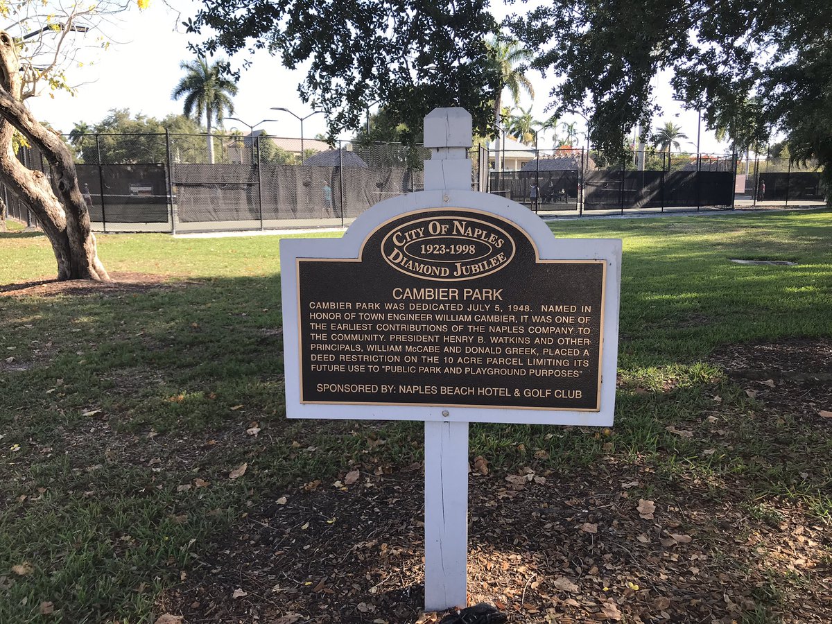 YarnsWool's tweet photo. Cambier Park en el centro de la ciudad. Hermoso y tranquilo. Tiene un club con varias canchas de tenis y en una de las esquinas se encuentra el edificio de Naples Art. https://t.co/X63A6ajMCv