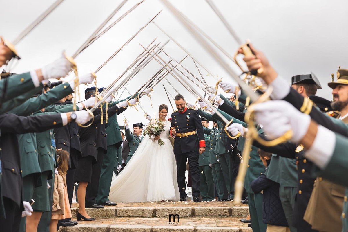 mariotrueba's tweet photo. Para formar un pasillo de sables es indispensable que el novio sea militar o guardia civil. La salida de la Iglesia fue uno de los momentos más especiales de la boda de Luisa y Rubén. ¡Enhorabuena! https://t.co/lvxxZJ0iIE
