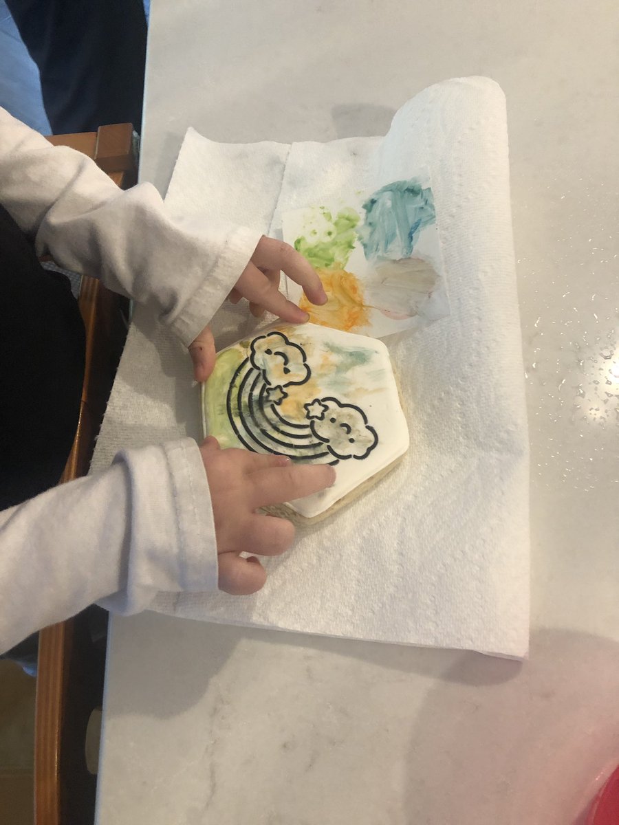 ArtOfMathEd's tweet image. Painting our hexagon cookies… yummy colour theory and shapes!