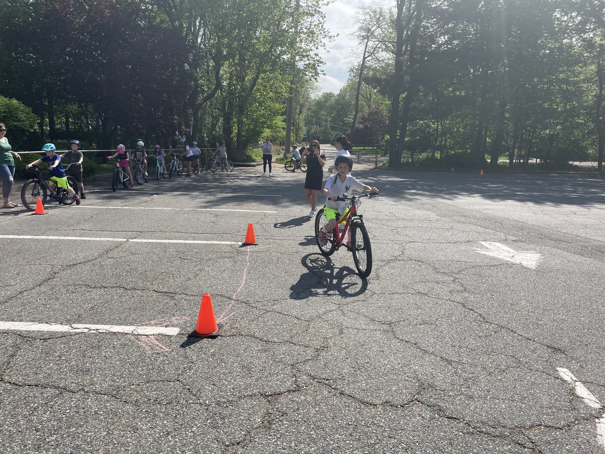 4MrsRussell's tweet photo. Thank you Wyckoff PD and our parent volunteers for running our Bike Safety Rally. We practiced bike safety drills and had lots of fun in the sun! https://t.co/rwtN4XJdFT