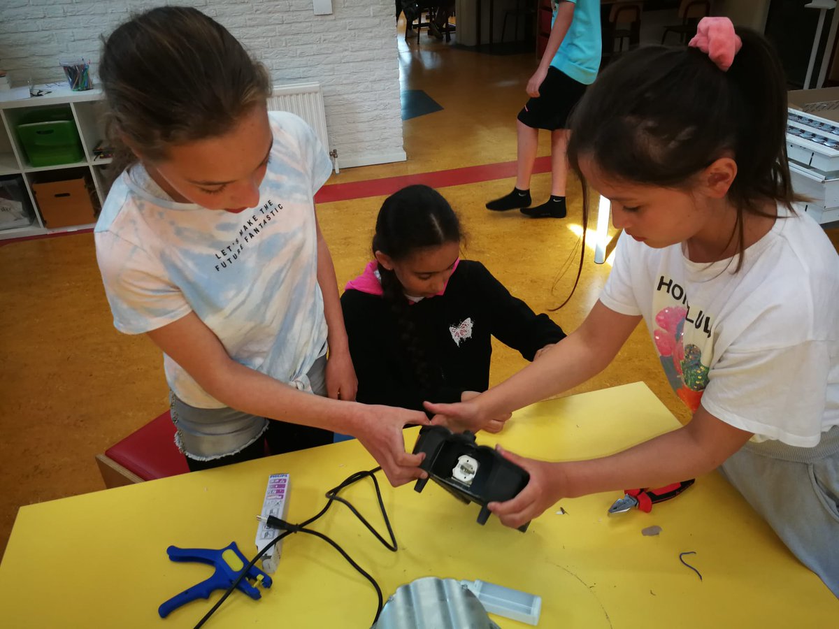 Inmiddels hebben wij, samen met de leerlingen, de 9e school #duurzaam gemaakt. En kinderen enthousiast voor #techniek.

We lijken wel gek, he.

Ja. Ook dat doen we vanuit <a href="/WALHALLAb_NL/">WALHALLAb</a>