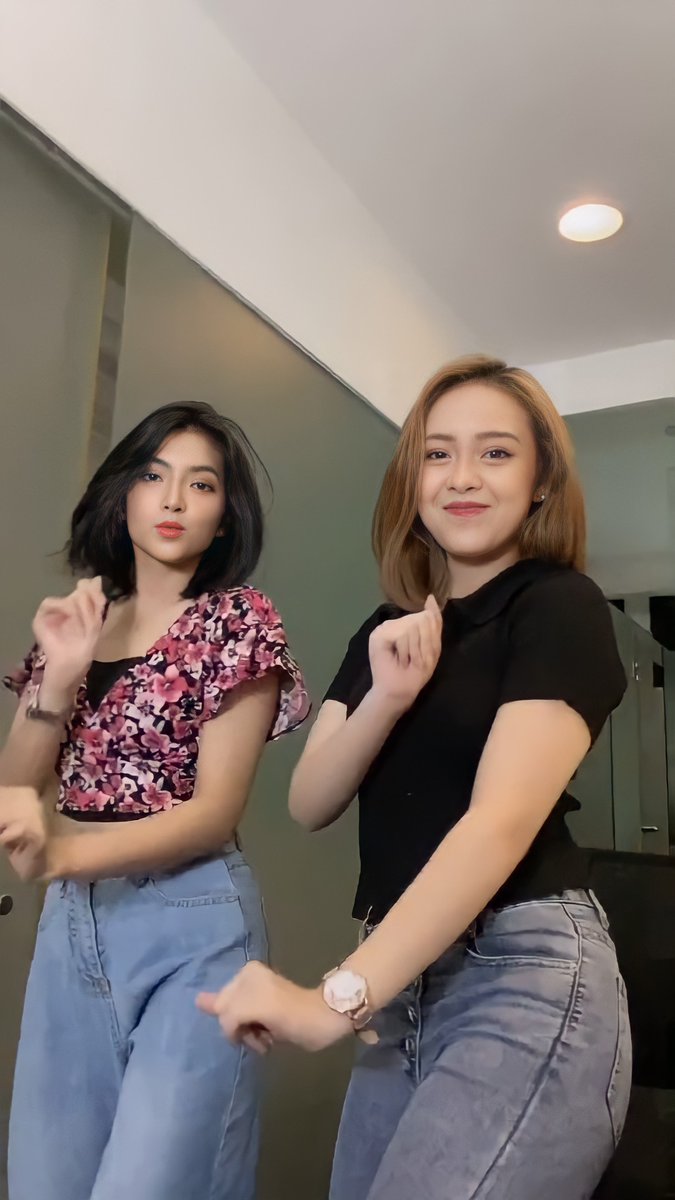 arpeeen's tweet photo. Shania gracia adalah teman terbaik anin selama anin 8 tahun di jeketi. Maka dari itu saya memutuskan untuk vc gracia walau cuma 1 tiket untuk berterimakasih karena telah menjadi sahabat anin sejauh ini #grenin https://t.co/zmtNdqIVmk