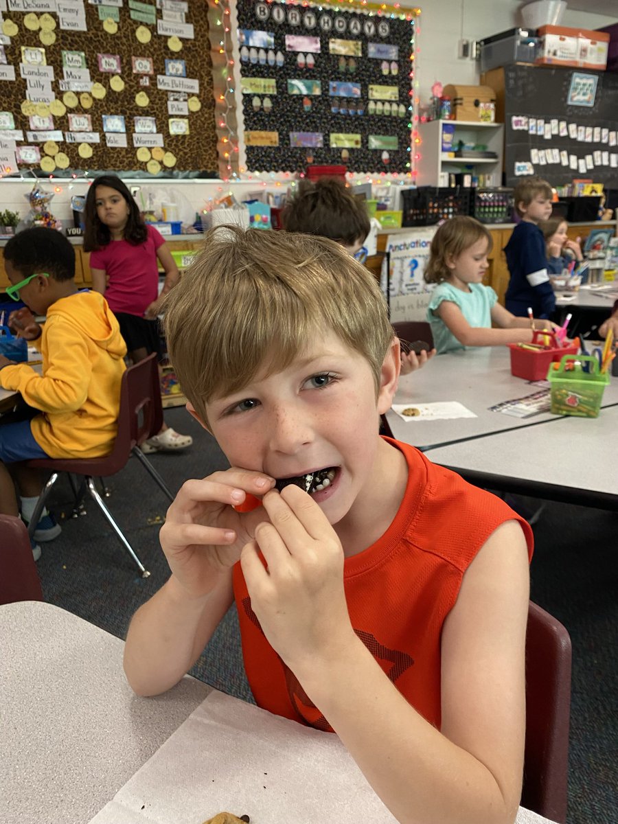 RussellsKinders's tweet photo. Letter Cc day for our ABC countdown was yummy today! We had a cookie taste test. Chocolate chip had the most votes! 📊🍪 https://t.co/GjnCmWBMJb