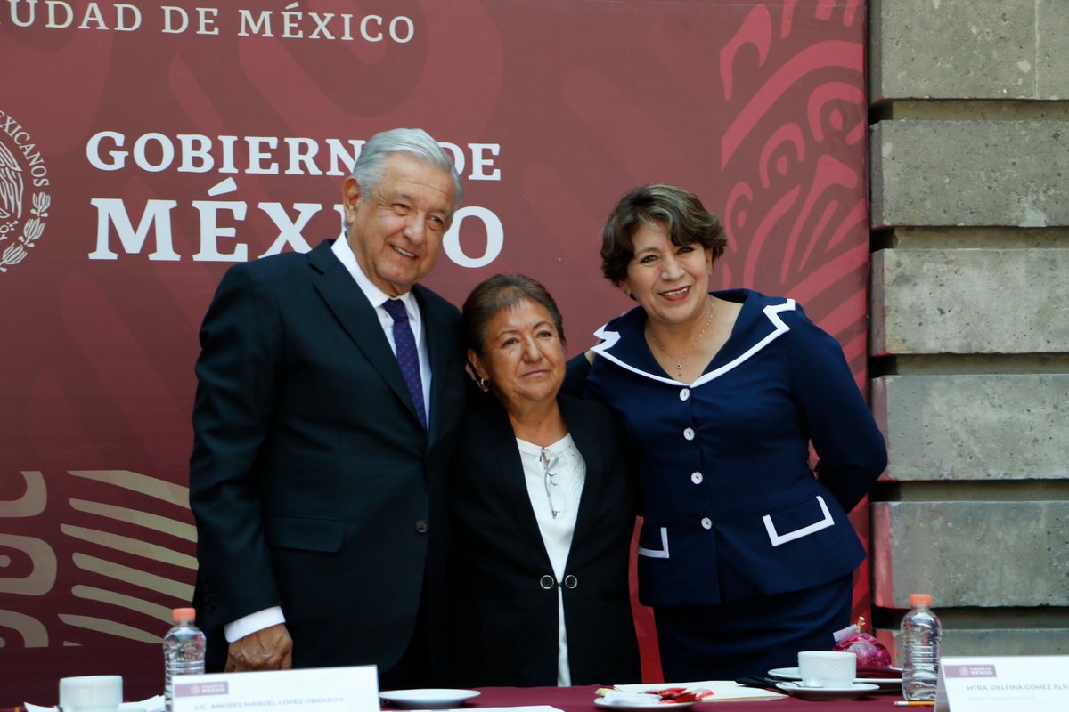 SEP_mx's tweet photo. #MayoconM de #MaestrosExtraordinarios
Desde su niñez, el sueño de la secretaria @delfinagomeza fue ser maestra.
Con el tiempo comprendió que gracias a la #educación maestras y maestros pueden incidir en la vida de otros y convertir el salón de clases en un espacio de felicidad. https://t.co/Biy95XInQZ