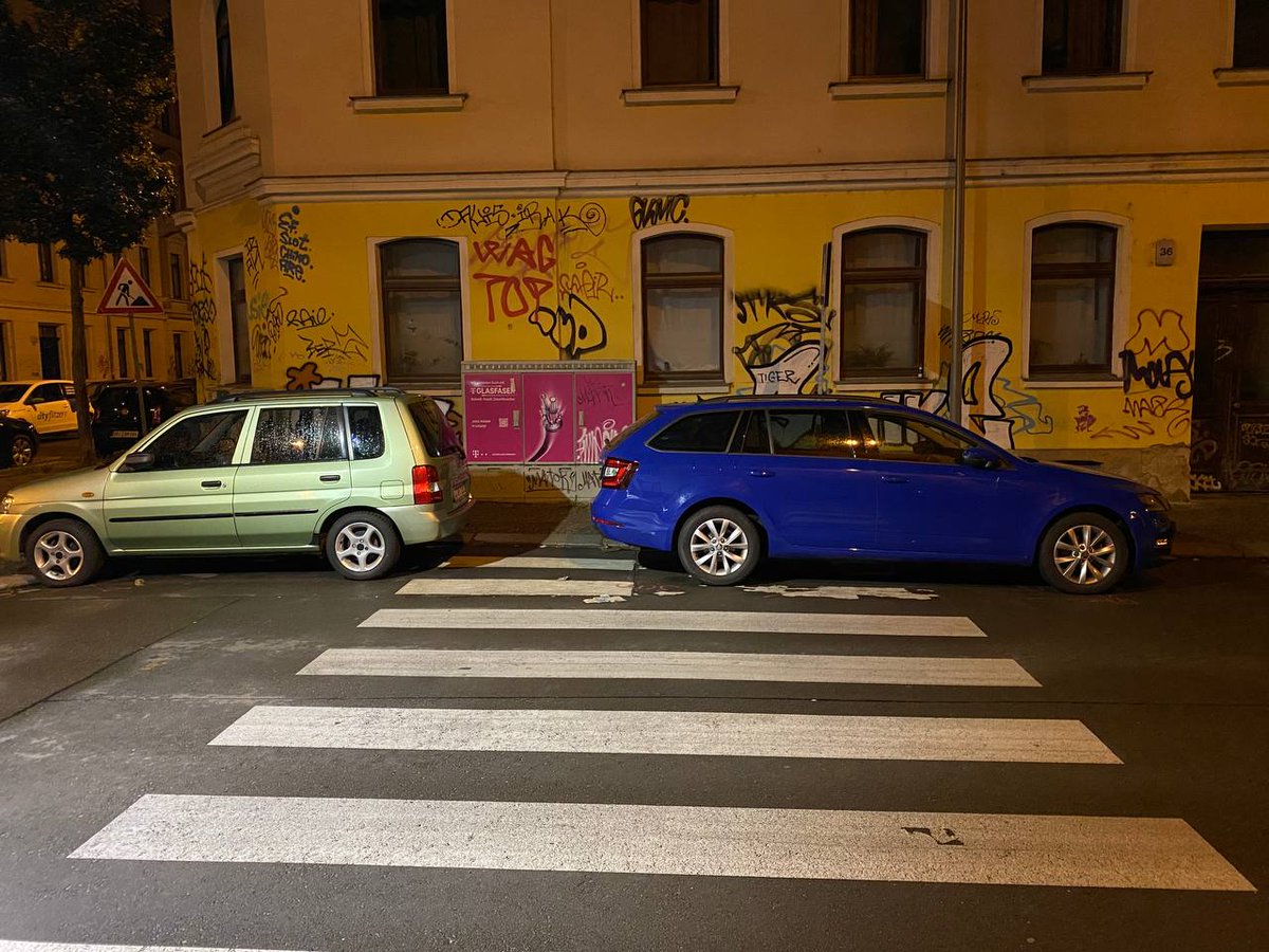 Zebrastreifen mit 4 Rädern tweet media