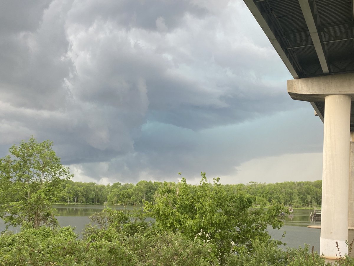 AStrayer20's tweet photo. Severe thunderstorm with quarter size hail in Sharptown, Maryland https://t.co/KHMW1FH9aX