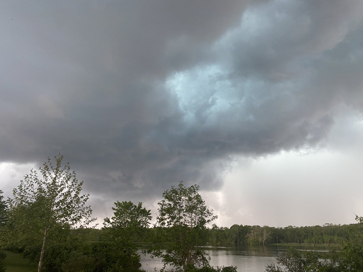 AStrayer20's tweet photo. Severe thunderstorm with quarter size hail in Sharptown, Maryland https://t.co/KHMW1FH9aX