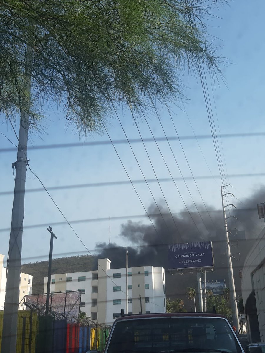 fabysanchez26's tweet photo. @Cicmty @PC_NuevoLeon incendio por Pio X y la loma larga @BomberosNL https://t.co/KbOii2yoTf