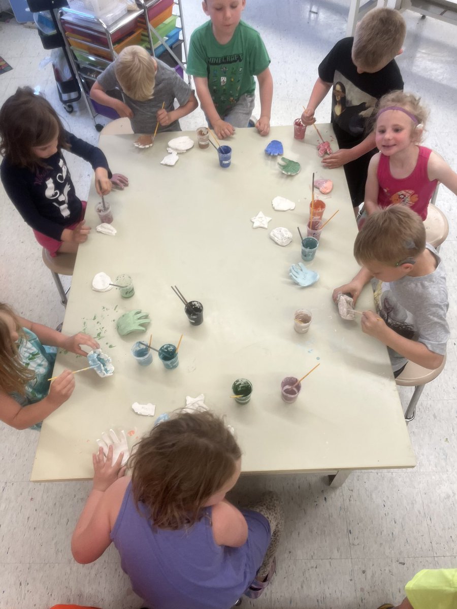 EOArtStudio's tweet photo. Kindergartners glazing their ceramics pieces for the first time. Glaze is magical! @BHS_VisualArts @EastoverEagles https://t.co/vlZXY2NVp2