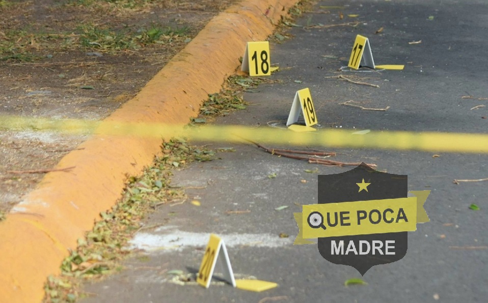 QuePocaMadre_Mx's tweet photo. ASALTO FRUSTRADO🚨

Un conductor de Uber, quien se identificó como militar retirado, se enfrentó a balazos a 2 hombres que solicitaron un viaje a través de la aplicación, y que intentaron asaltarlo en la Alcaldía #Iztapalapa de la #CDMX, uno logró huir y el otro quedó lesionado. https://t.co/oluAydgNTg