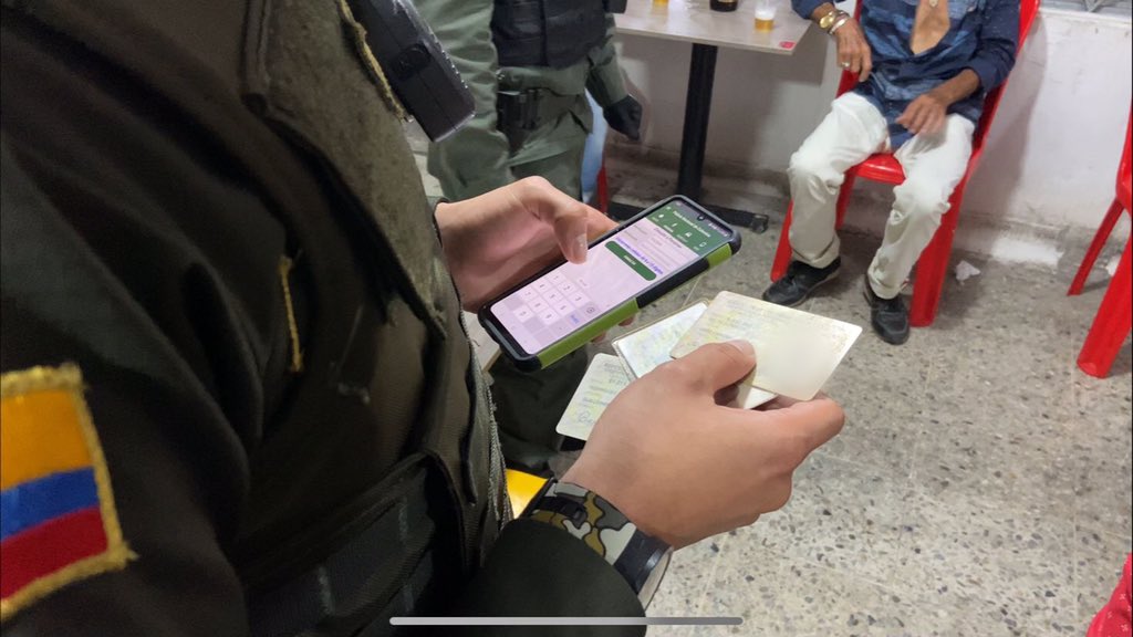 PoliciaBmanga's tweet photo. #PlanesExpress | En el sector de la plaza de mercado central de #BucaramangaMásSegura realizamos planes de registro, control y verificación de antecedentes. #ImplacablesContraElDelito #TodosContraElHurto #TodosContraElHomicidio https://t.co/CuFmc7U42r