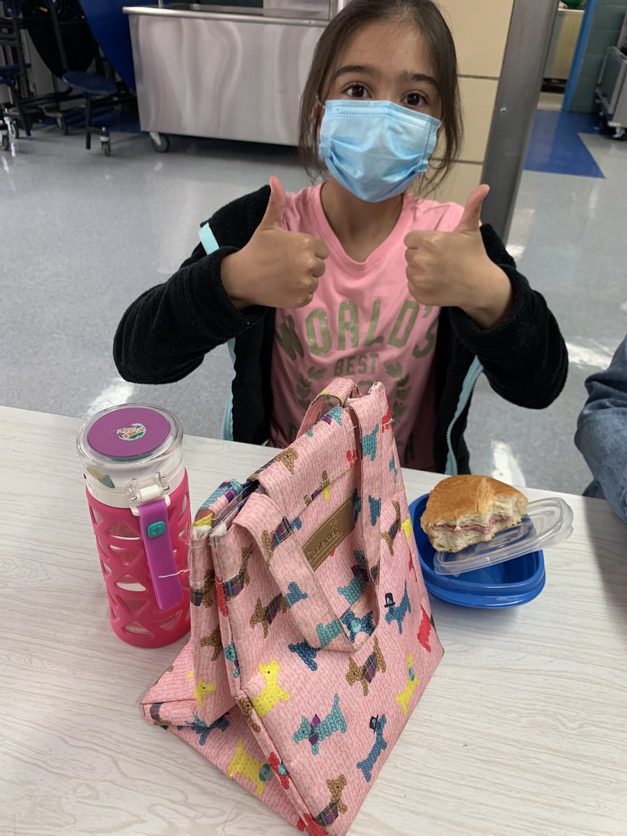 PS20Sustainabi1's tweet photo. PLASTIC FREE LUNCH DAY @PS20AnnaSilver! We would like this to continue each and everyday. Let’s reduce plastic waste together. #TakeAction #climateaction #saynotoplastic @CafeteriaCu @NYCSchools @GreenSchoolsNYC https://t.co/mLAcneADT2
