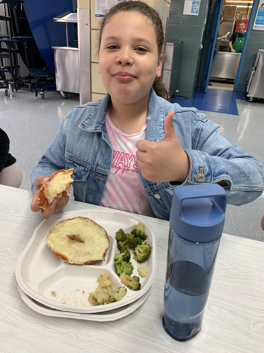 PS20Sustainabi1's tweet photo. PLASTIC FREE LUNCH DAY @PS20AnnaSilver! We would like this to continue each and everyday. Let’s reduce plastic waste together. #TakeAction #climateaction #saynotoplastic @CafeteriaCu @NYCSchools @GreenSchoolsNYC https://t.co/mLAcneADT2