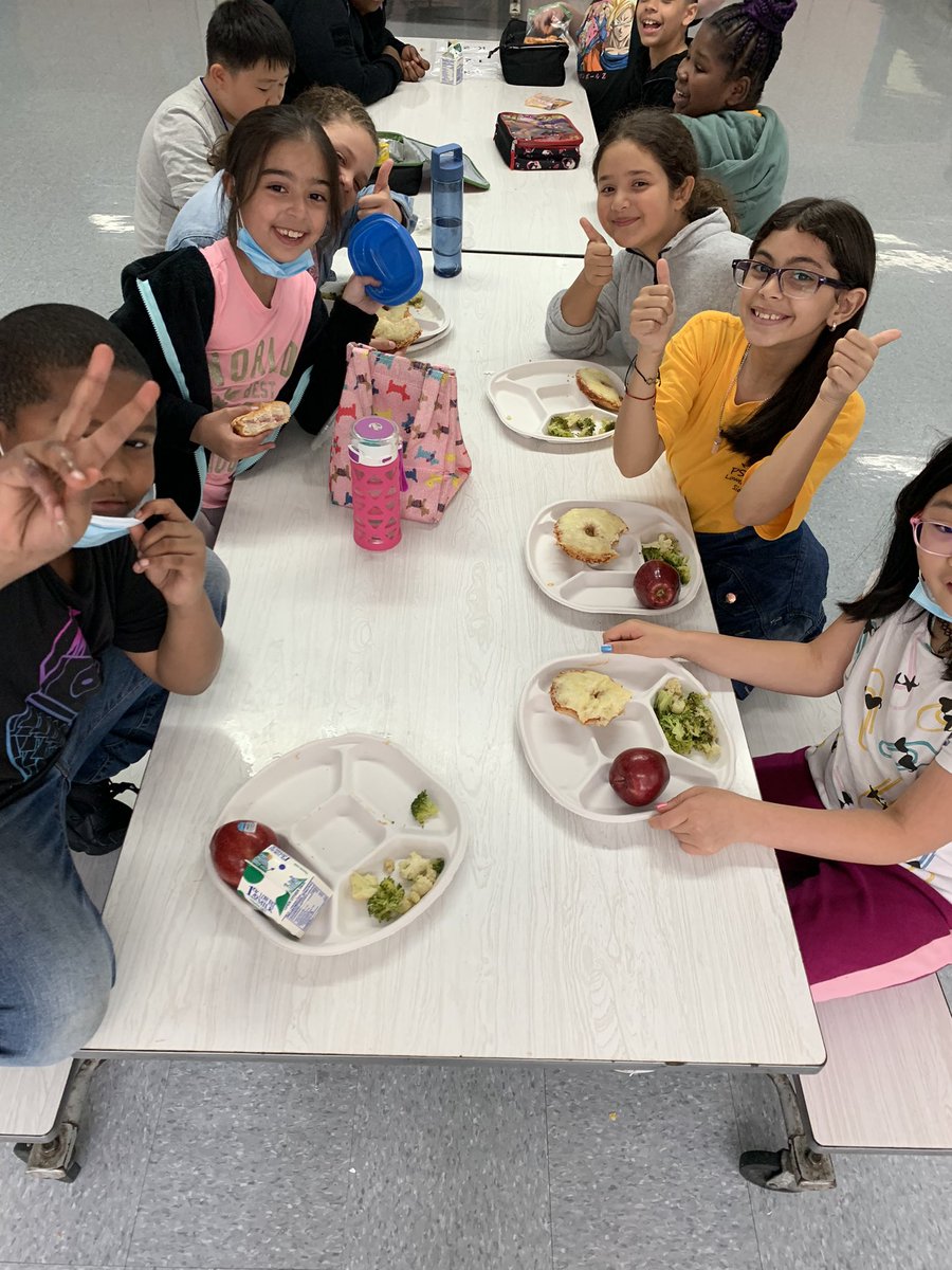 PS20Sustainabi1's tweet photo. PLASTIC FREE LUNCH DAY @PS20AnnaSilver! We would like this to continue each and everyday. Let’s reduce plastic waste together. #TakeAction #climateaction #saynotoplastic @CafeteriaCu @NYCSchools @GreenSchoolsNYC https://t.co/mLAcneADT2