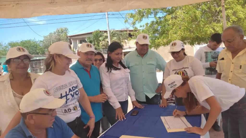 SalazarValessca's tweet photo. Yo me inscribí y selle mi compromiso con el partido del pueblo, ese que ha  estado tan arraigado en miles de venezolanos a lo largo de sus 80 años

#ADCaminaConBernabé 
#ADjuventud https://t.co/iXKTAsRUiz
