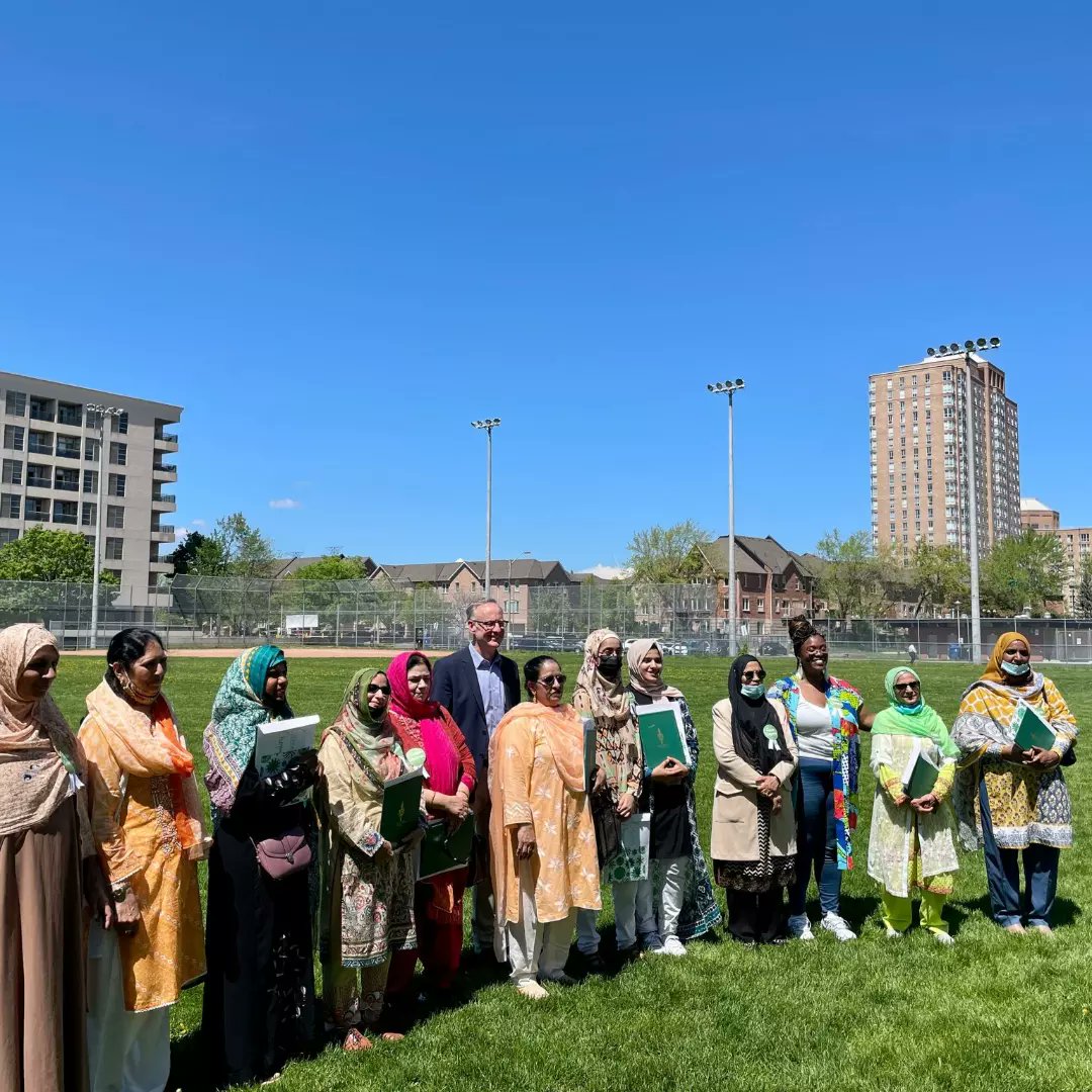 Collectivegrou1's tweet photo. Congratulations to all the Honorees of the Green Champions event. To our own Safia Parveen for representing Thorncliffe Wellness Cafe and @CEEDCanada for giving the community opportunity to learn. Certificate were given by Hon. Robert Oliphant MP. @Rob_Oliphant and ED Zamani Ra https://t.co/AzX9J9nBxF