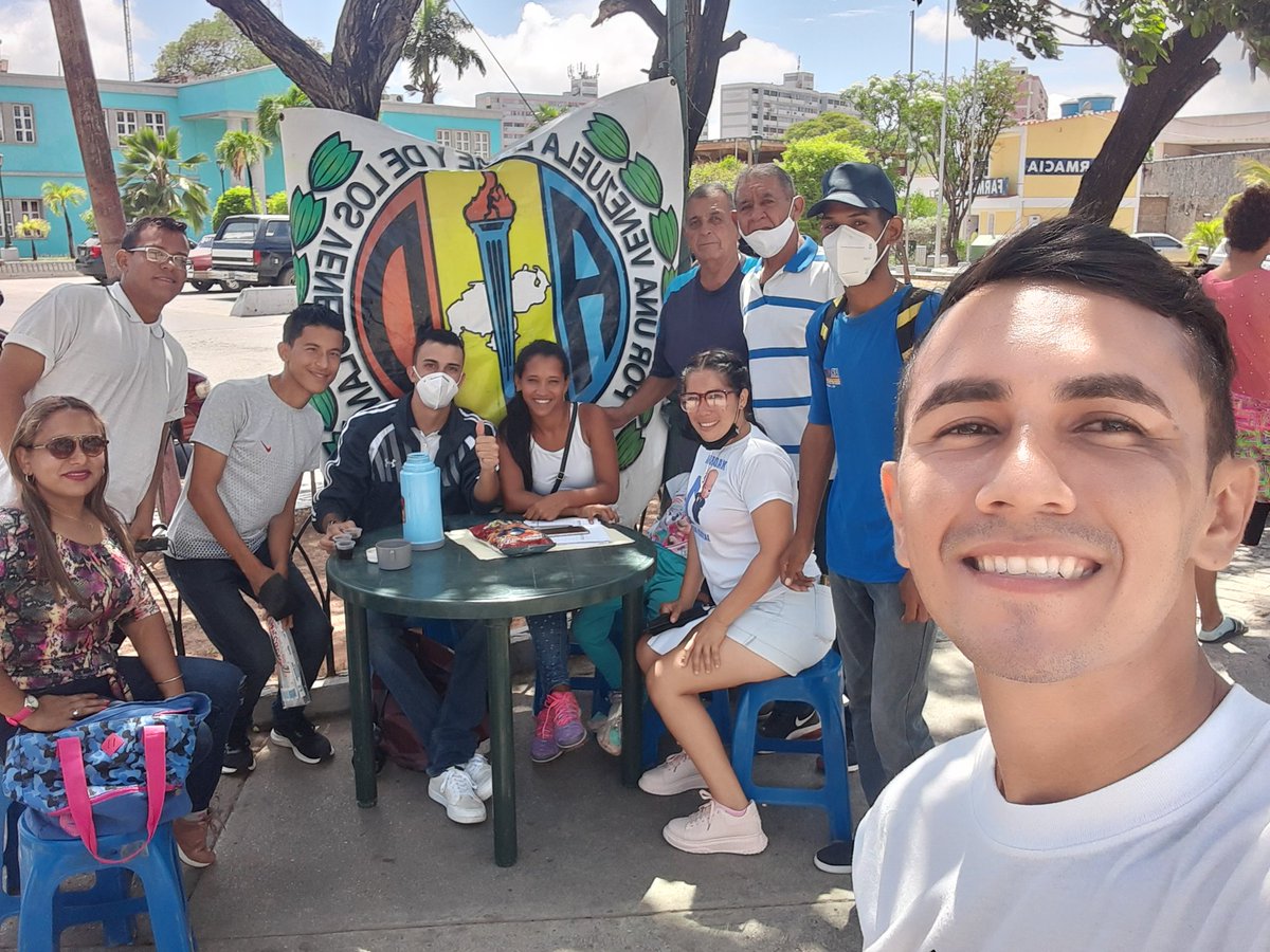 JadmarcanoNe's tweet photo. #16Mayo 
La Juventud del Municipio Marcano sigue trabajando por el avance de nuestro partido y de nuestro país. 

#ADCaminaConBernabe https://t.co/JLDNWOHqlr