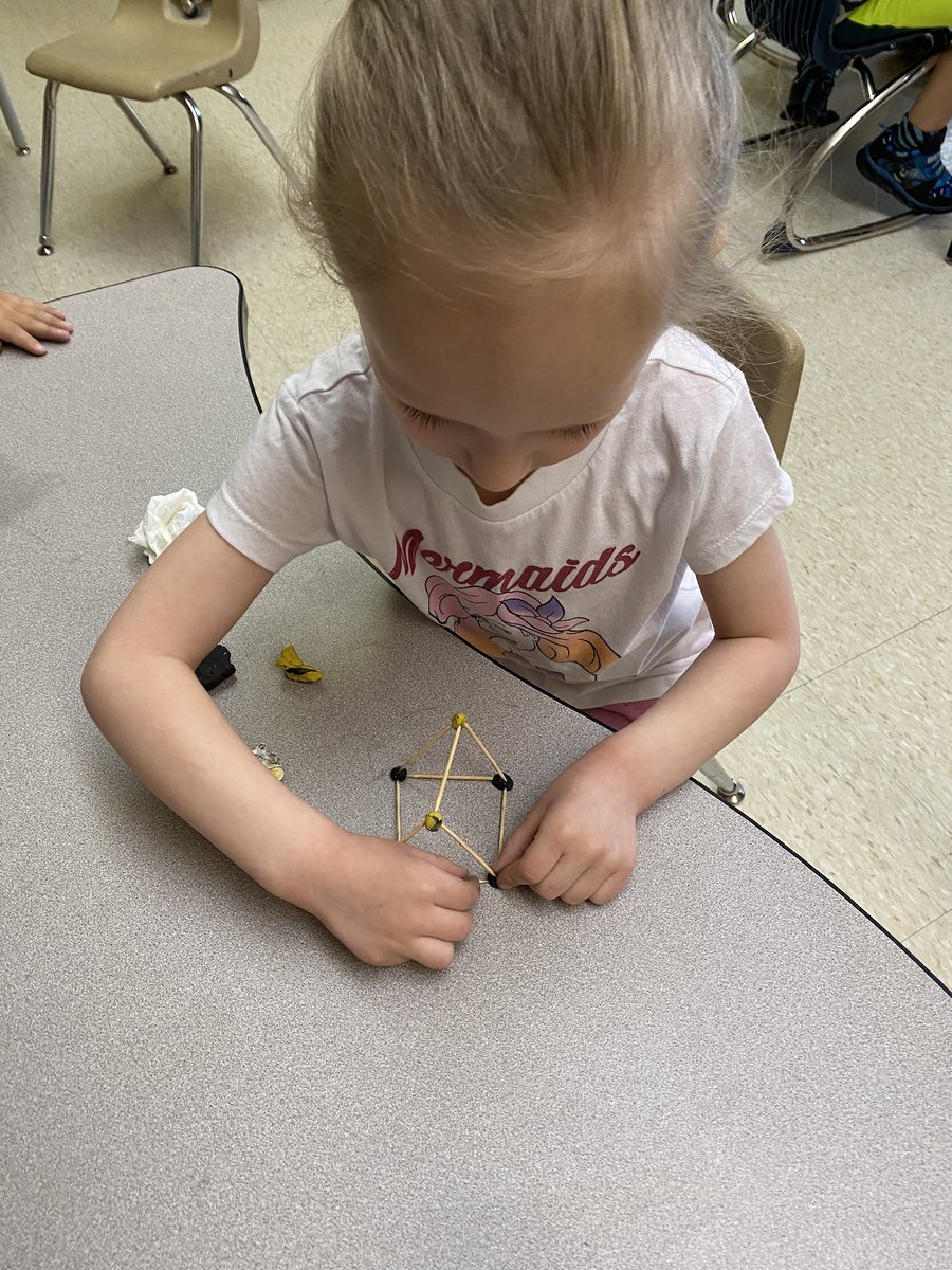 MsLisaMcAvoy's tweet photo. Building 3D objects in kindergarten. @marionLRSD   #learningthroughplay https://t.co/nzPkrOkual